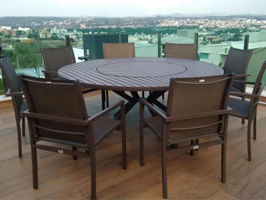 Conjunto de mesa com furo para ombrelone e poltronas em tela sling