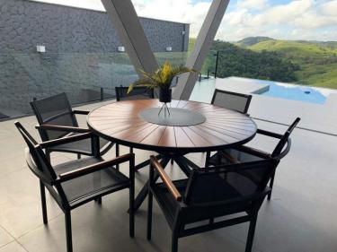 Conjunto para piscina com mesa e poltronas em tela sling, alumínio e madeira