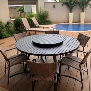 Mesa em Alumínio Com Giro e Poltronas em Tela Sling Deck de Madeira Piscina