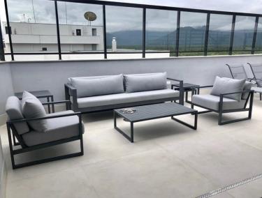 Sofá 3 lugares e Poltronas Com Mesa de Centro em Sacada Com Piscina