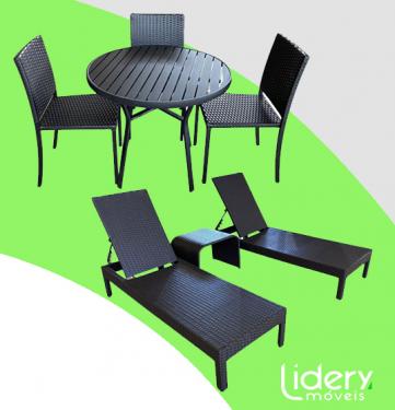 kit Mesa com 4 cadeiras, 2 espreguiçadeiras em alumínio e fibra sintética com mesinha lateral
